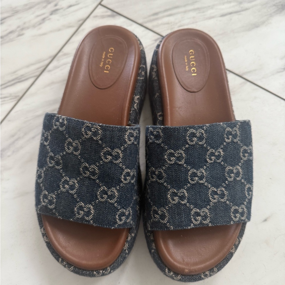 Gucci slides, barely ever worn perfect condition